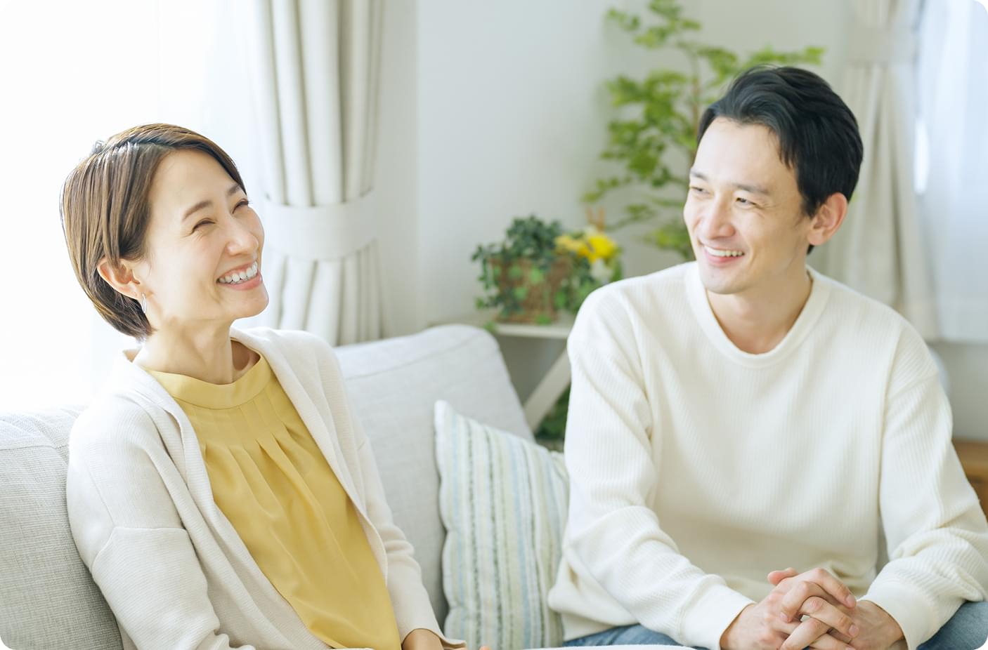 高齢者施設で楽しむ入居者とスタッフの写真